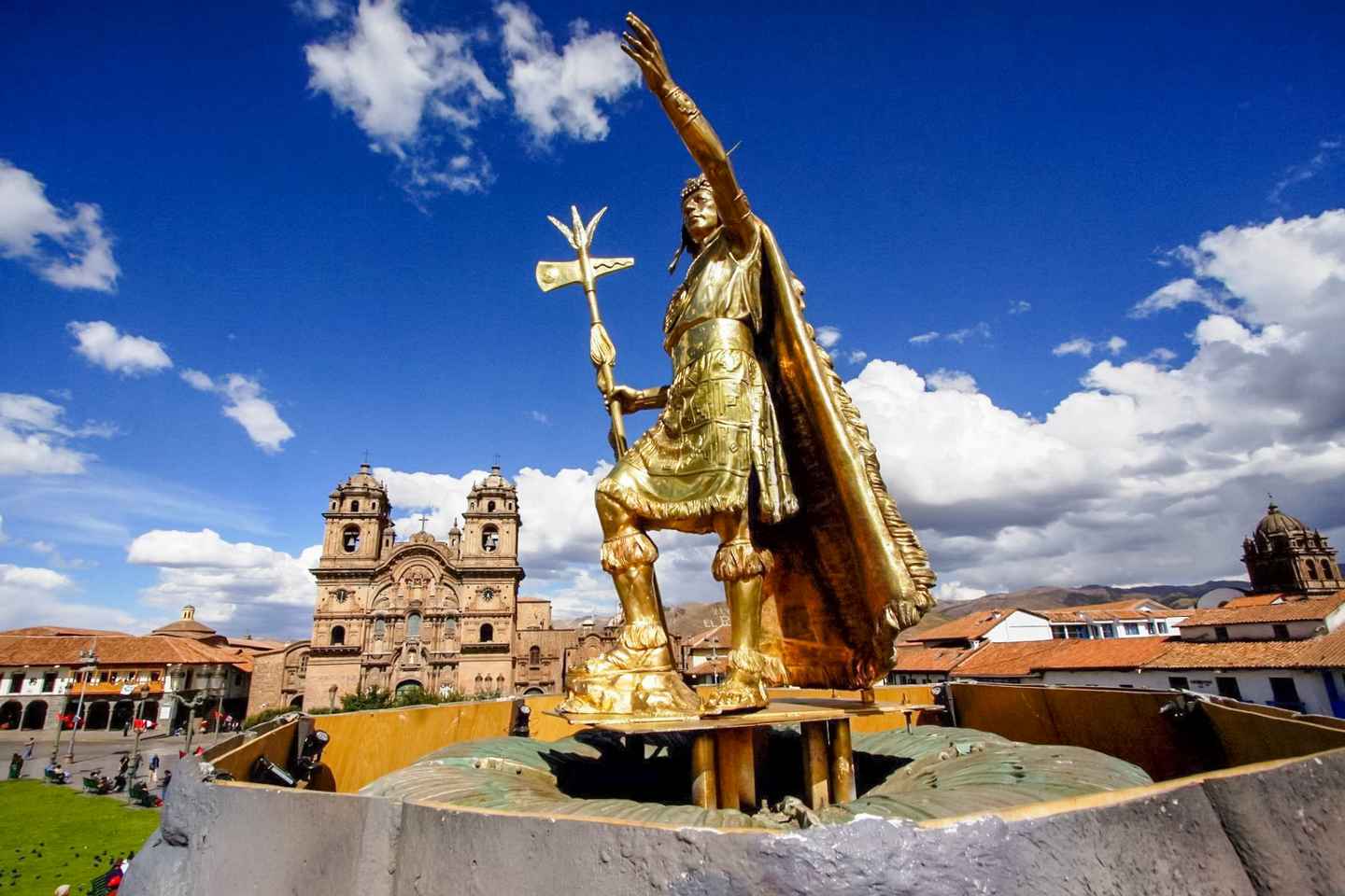 Elevated view of the Inca statue and the Plaza de Armas in Cusco. The clear, sunny sky indicates excellent weather in Cusco.